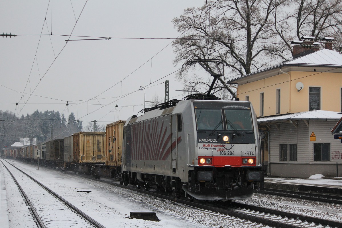 186 284 mit einem Containerzug aus Mnchen kommend am 12. Januar 2013 im Bahnhof von Assling.