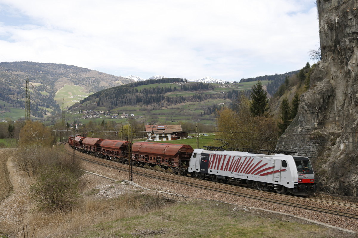 186 284 mit einem Schotterzug vom Brenner kommend. Aufgenmommen am 7. April 2017 kurz nach Sterzing in Sdtirol.