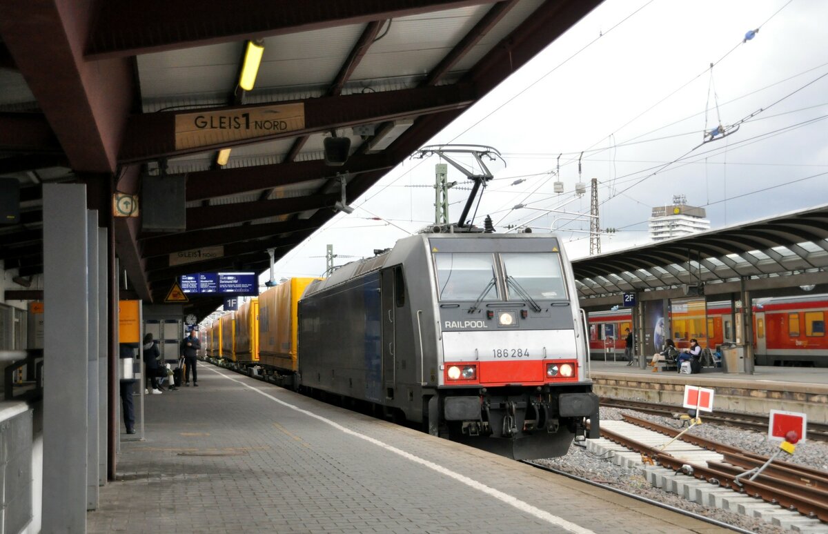186 284 Railpoolmit Taschenwagenzug in Ulm am 02.04.2023.