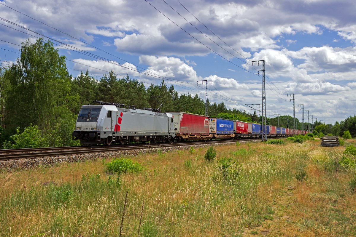 186 355 von akiem durchf�hrt am 13.06.22 mit einem Zug des Kombinierten Verkehrs den ehemaligen Rangierbahnhof Berlin-Wuhlheide.