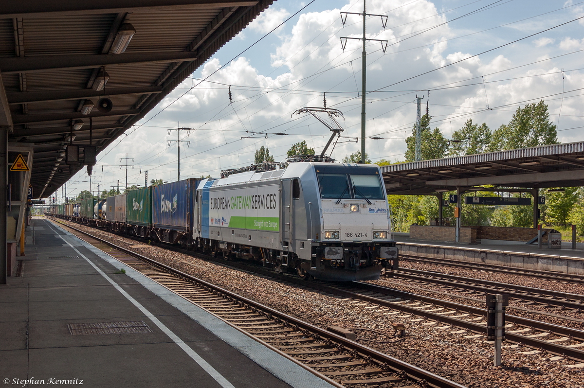 186 421-4 Railpool GmbH für RTB Cargo - Rurtalbahn Cargo GmbH mit einem Containerzug in Berlin-Schönefeld Flughafen und fuhr weiter in Richtung Grünauer Kreuz. 19.05.2015