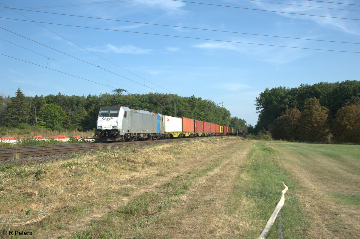 186 421-4 zieht mit einem Containerzug durch die Netztrennstelle Mainz Bischofsheim. 01.09.24