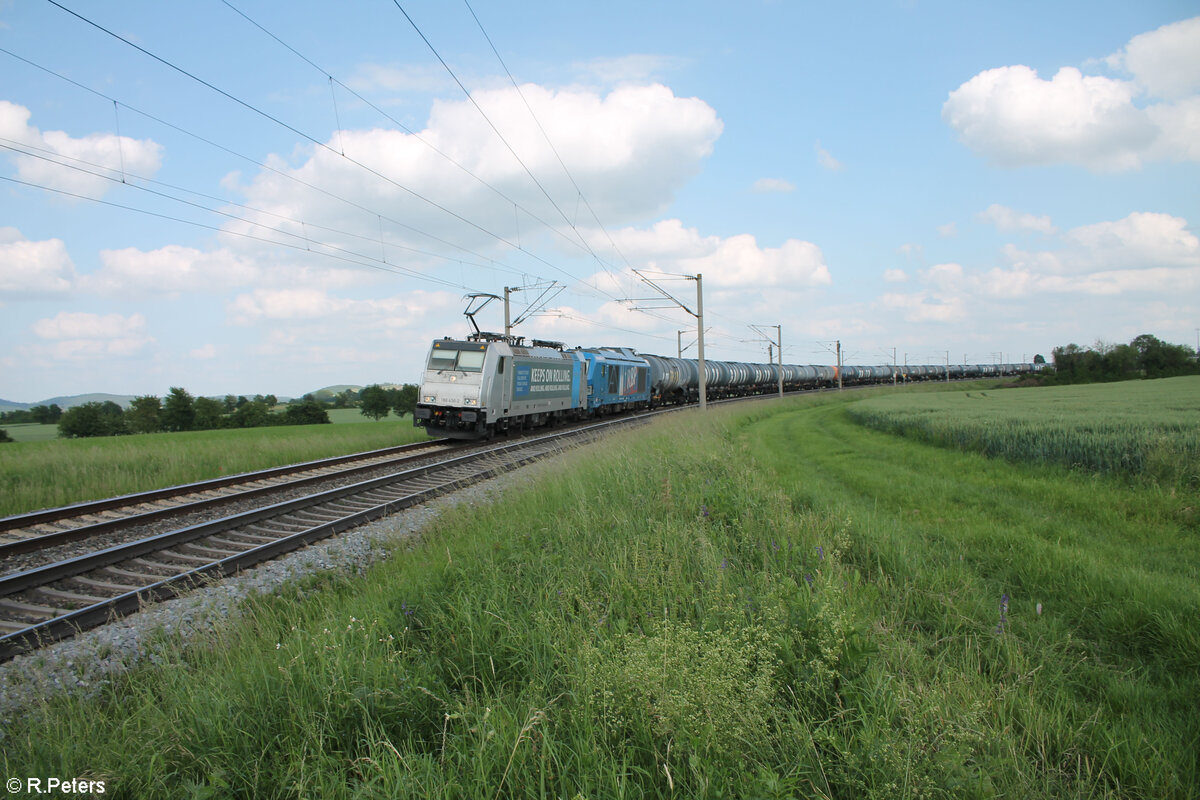 186 436-2 RailPool  keeps on Rolling  und 248 051 Northrail  RBP  ziehen ein Kesselzug bei Uffenheim in Richtung Norden. 04.06.24