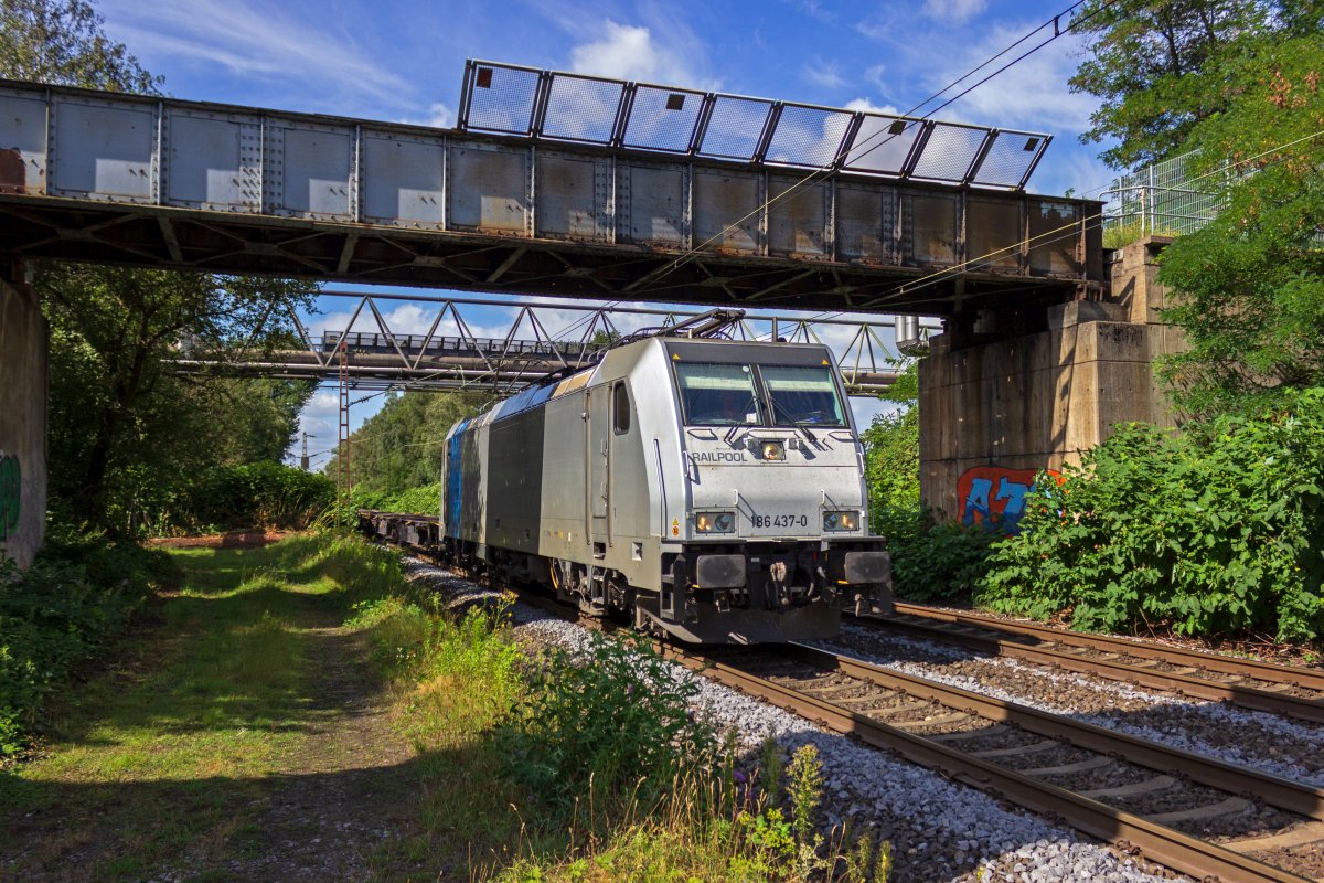 186 437 f�hrt mit einem Containerzug auf der Hamm-Osterfelder-Bahn in Richtung Osten.