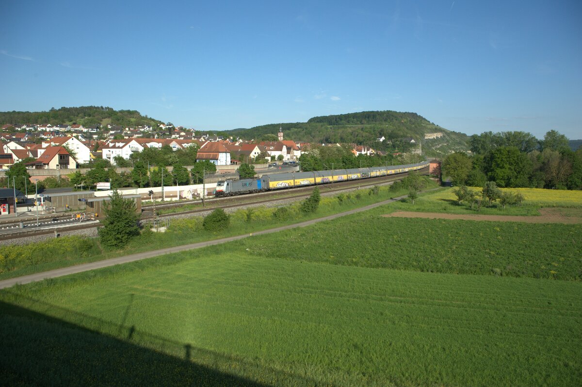 186 446-1 mit einem ARS Altmann bei der Durchfahrt in Retzbach-Zellingen. 11.05.24