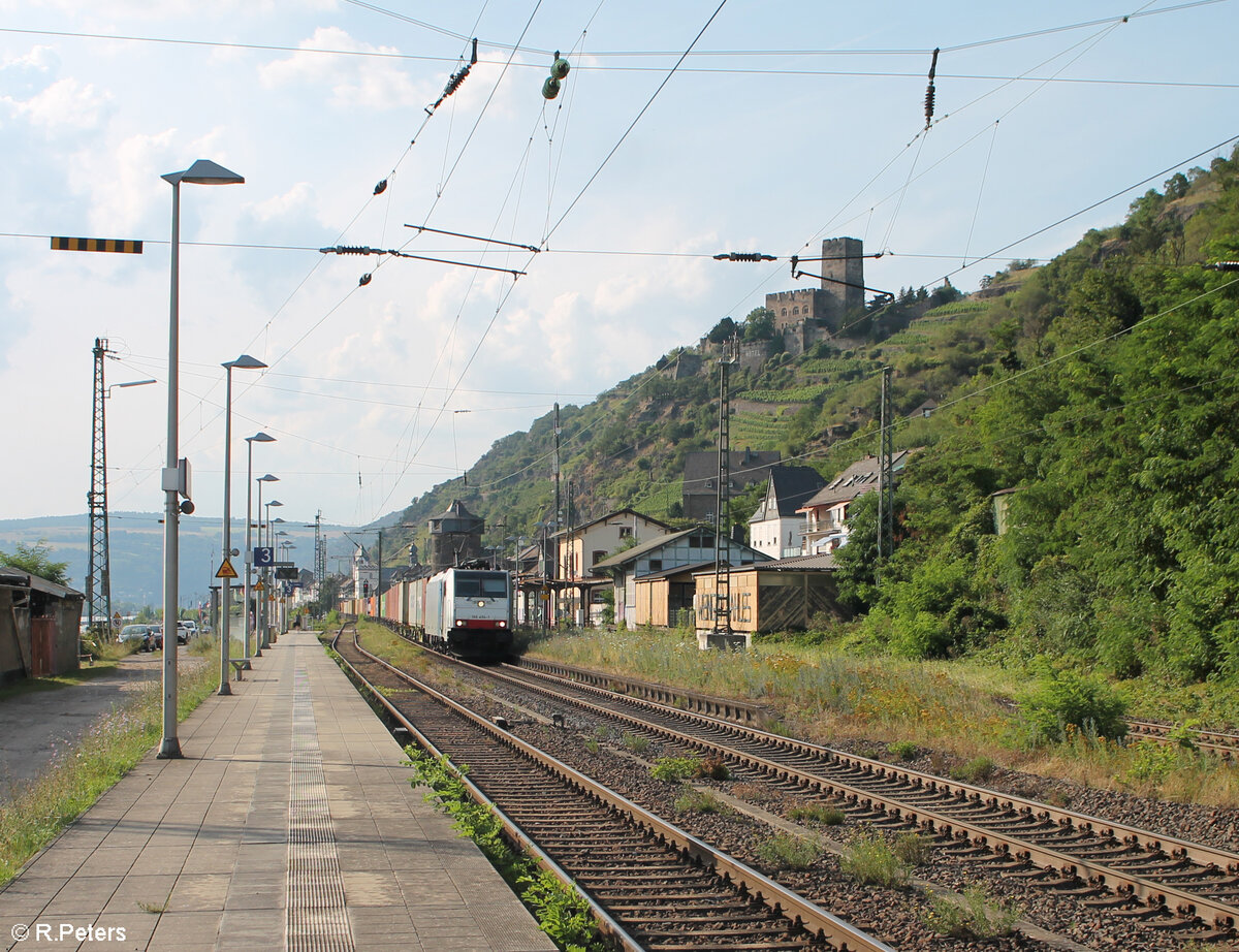 186 494-1 durchfährt Kaub mit einem Containerzug. 20.07.24