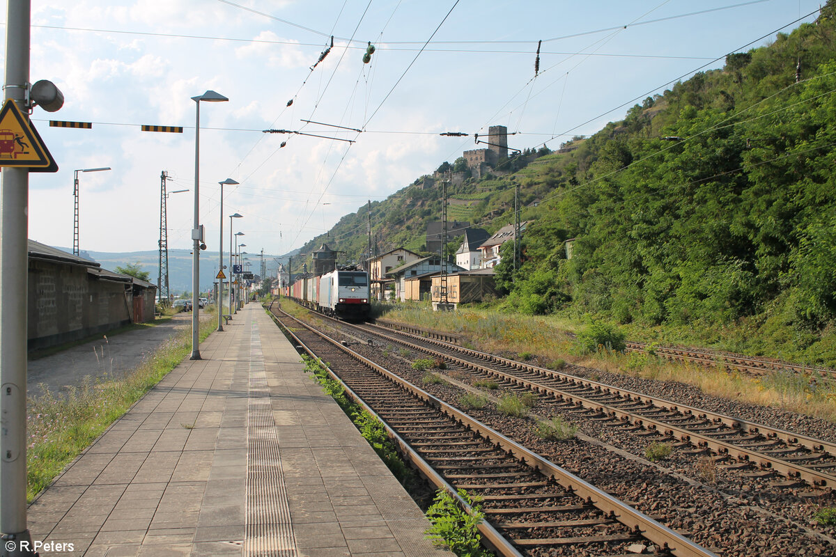 186 494-1 durchfährt Kaub mit einem Containerzug. 20.07.24
