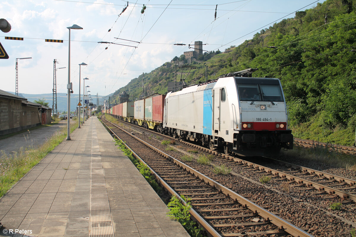 186 494-1 durchfährt Kaub mit einem Containerzug. 20.07.24