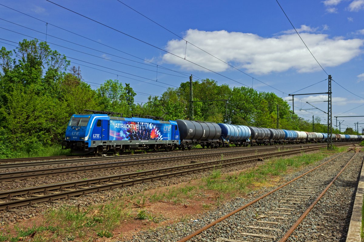 186 941 des �sterreichischen Unternehmens LTE f�hrt mit einem Ganzzug aus Kesselwagen in Niederndodeleben ein, wo der Zug sich von einigen Schnellz�gen �berholen lassen muss.