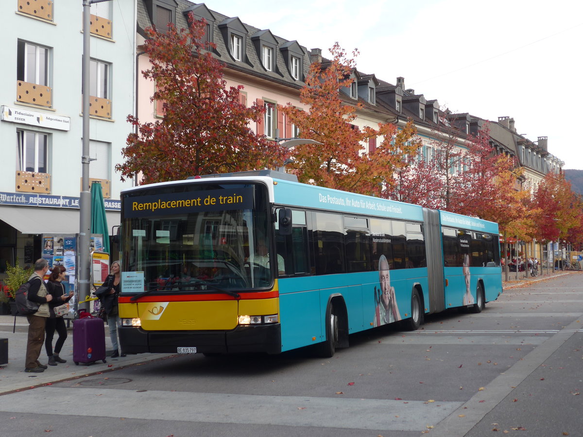 (186'055) - PostAuto Bern - Nr. 797/BE 835'797 - Volvo/Hess (ex Bernmobil, Bern Nr. 258) am 21. Oktober 2017 beim Bahnhof Delmont