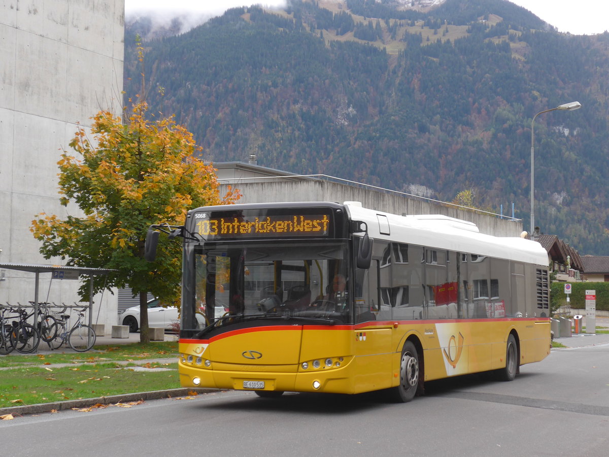 (186'110) - PostAuto Bern - BE 610'535 - Solaris am 22. Oktober 2017 beim Bahnhof Interlaken Ost