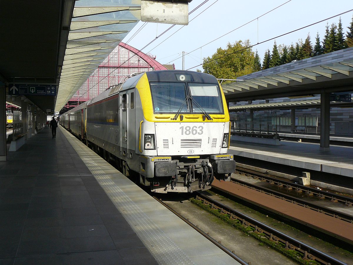 1863 met IC nach Gent. Gleis 3 Antwerpen Centraal Station 31-10-2014.

1863 met IC trein naar Gent. Spoor 3 Antwerpen Centraal Station 31-10-2014.