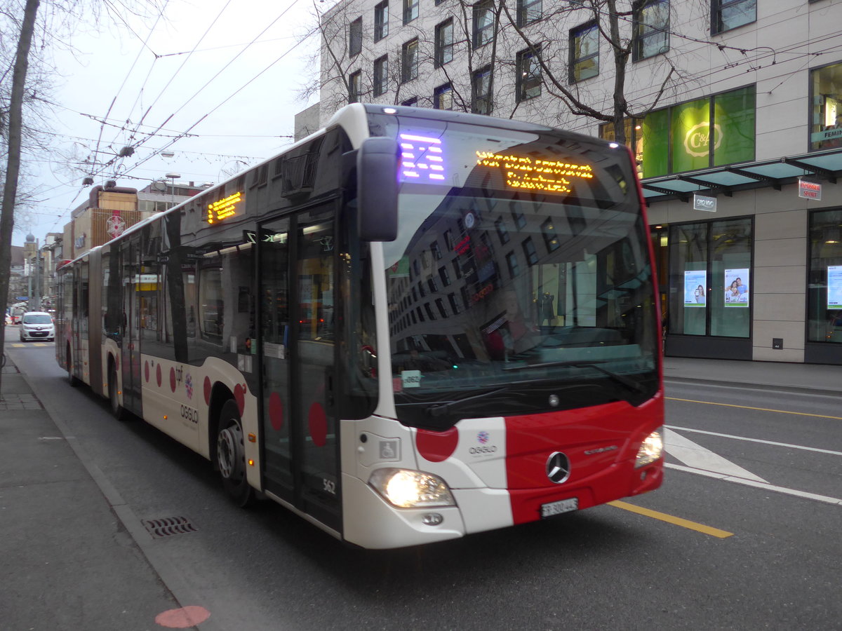 (186'713) - TPF Fribourg - Nr. 562/FR 300'443 - Mercedes am 27. November 2017 beim Bahnhof Fribourg 