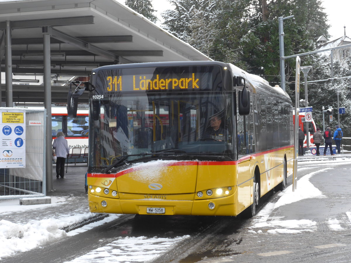 (186'805) - Thepra, Stans - Nr. 18/NW 5258 - Solaris am 9. Dezember 2017 beim Bahnhof Stans