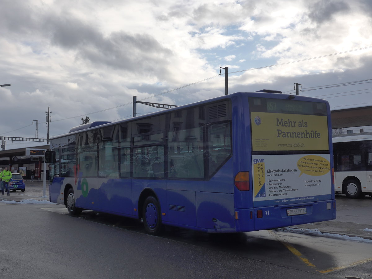 (186'900) - VZO Grningen - Nr. 71/ZH 567'971 - Mercedes am 9. Dezember 2017 beim Bahnhof Wetzikon