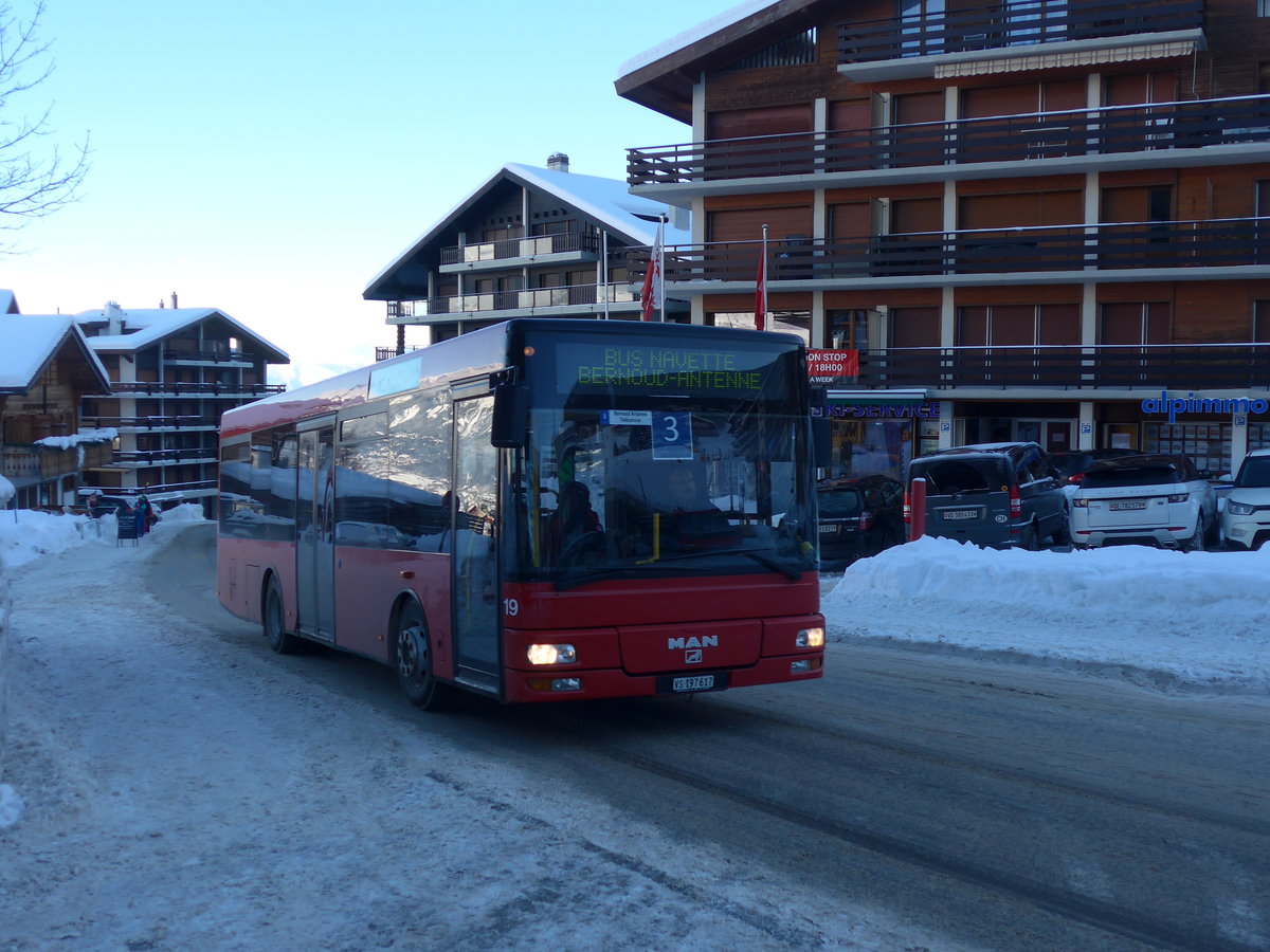 (186'982) - Lathion, Sion - Nr. 19/VS 197'617 - MAN/Gppel (ex AFA Adelboden Nr. 55) am 17. Dezember 2017 in Haute-Nendaz, Tlcabine