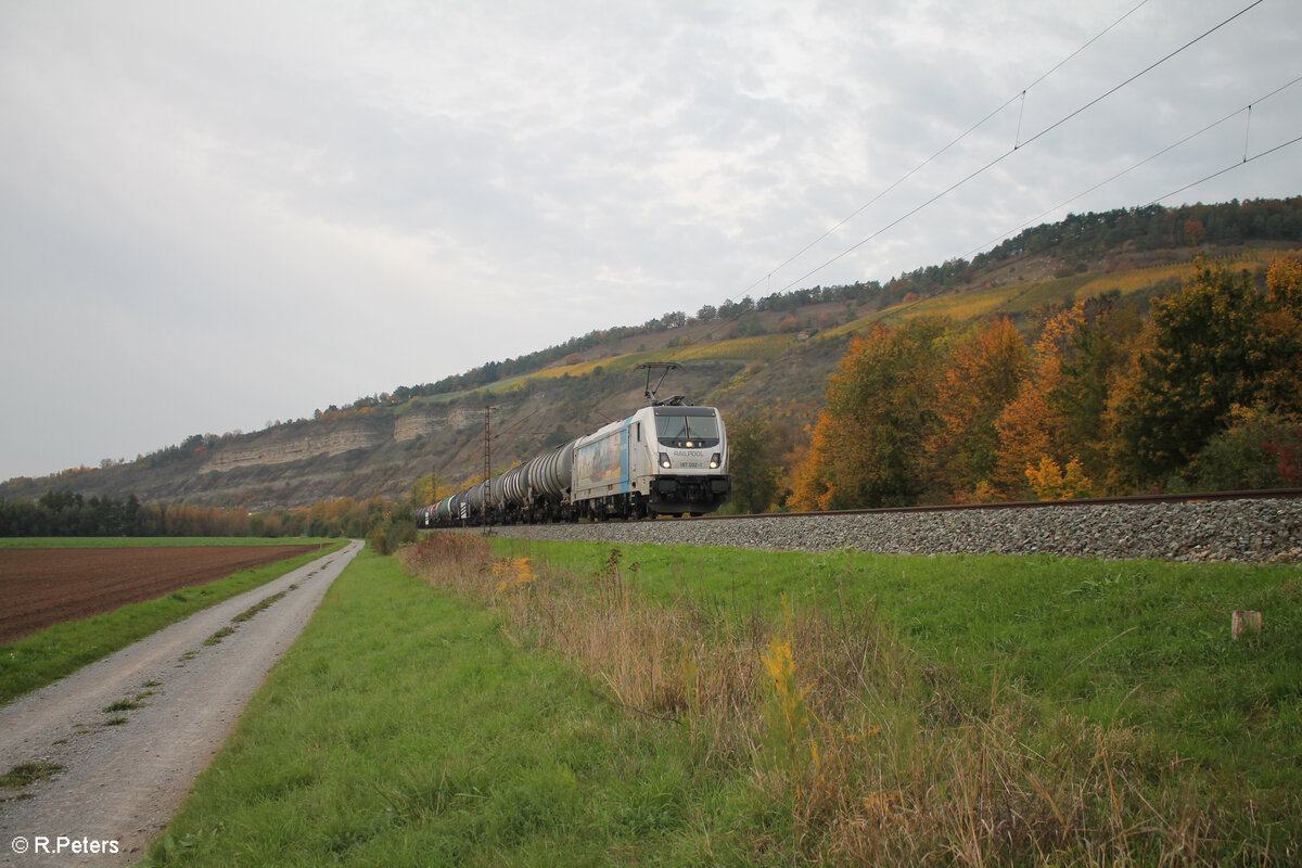 187 002-1  Jim Knopf  hat ein Kesselzug am Haken bei der Fahrt nach Süden bei Thüngersheim. 20.10.24