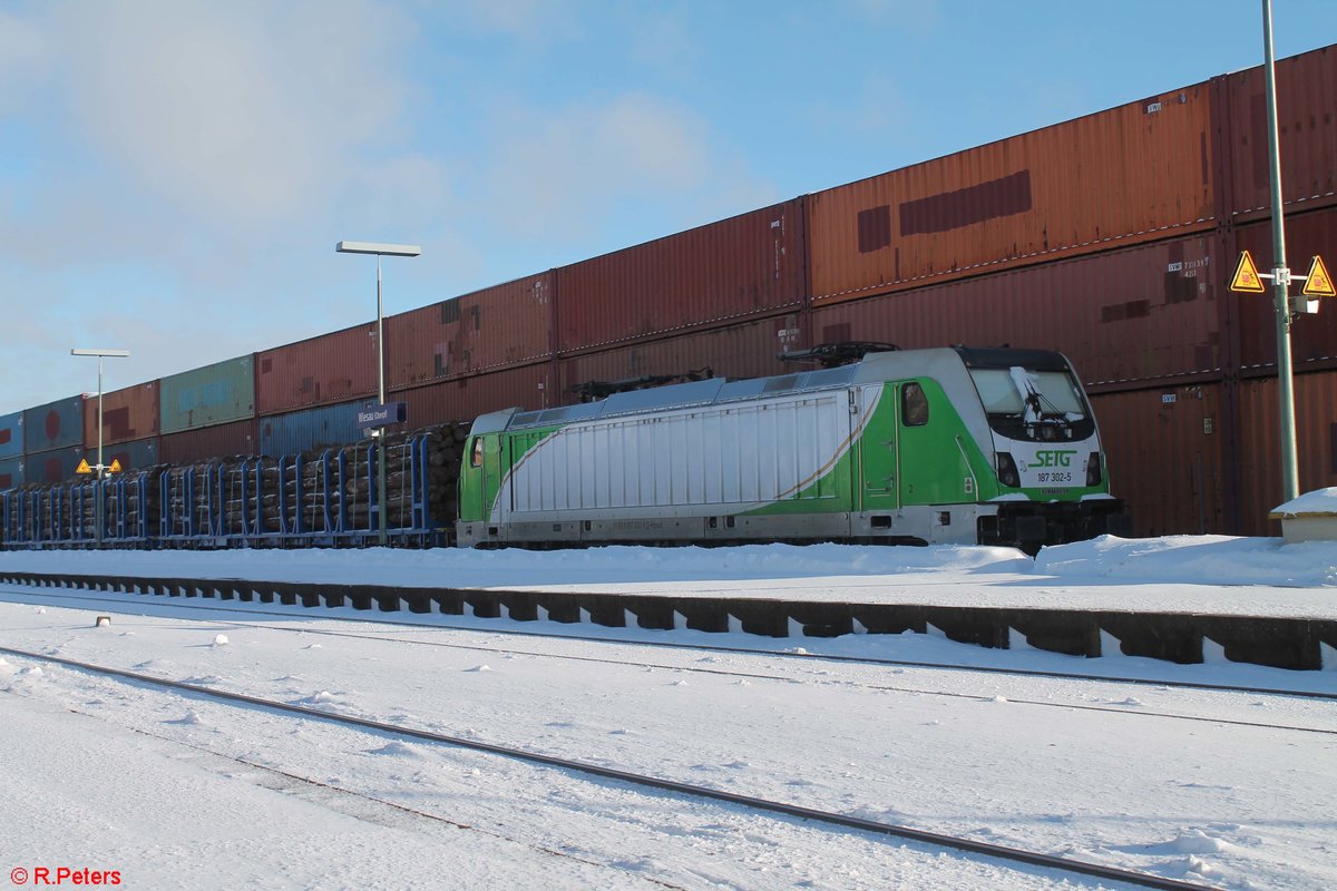 187 302 mit Rundholzzug in Wiesau/Oberpfalz. 14.01.21