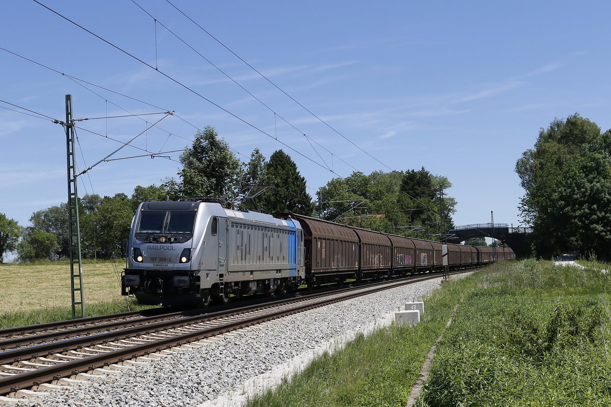 187 308-2 aus Freilassing kommend am 11. Juni 2017 bei bersee am Chiemsee.