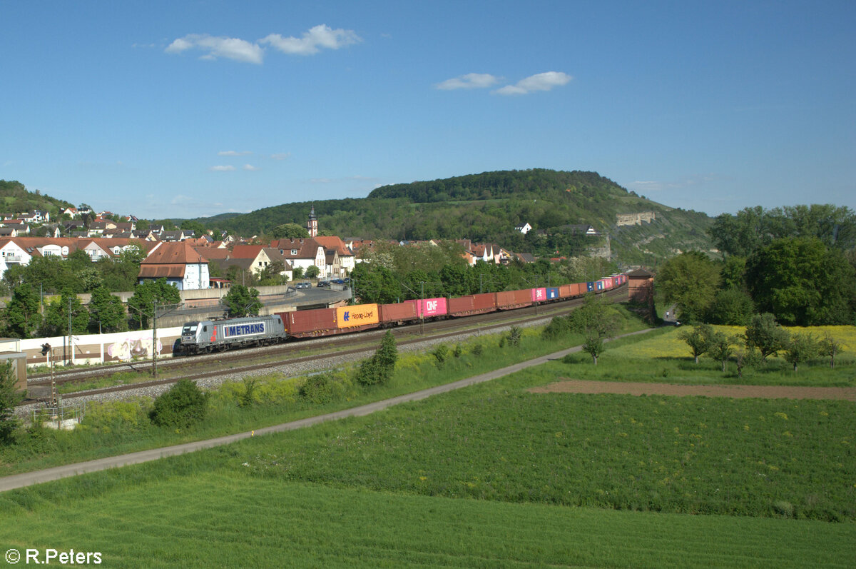 187 511-1 zieht mit einem Containerzug durch Retzbach-Zellingen. 11.05.24