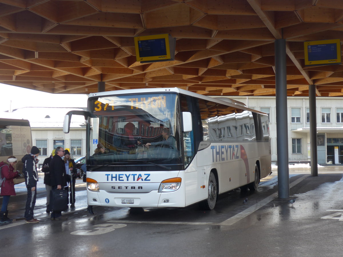 (187'004) - Theytaz, Sion - VS 11'002 - Setra am 17. Dezember 2017 beim Bahnhof Sion