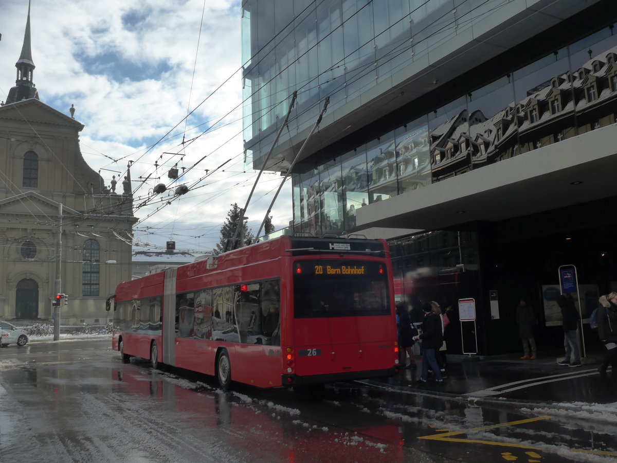 (187'077) - Bernmobil, Bern - Nr. 26 - Hess/Hess Gelenktrolleybus am 18. Dezember 2017 beim Bahnhof Bern