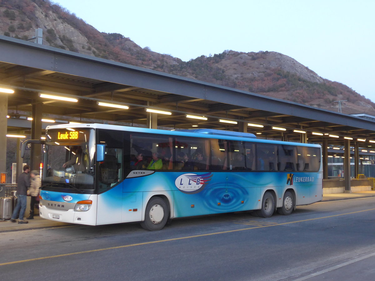 (187'965) - LLB Susten - Nr. 2/VS 38'002 - Setra am 14. Januar 2018 beim Bahnhof Leuk