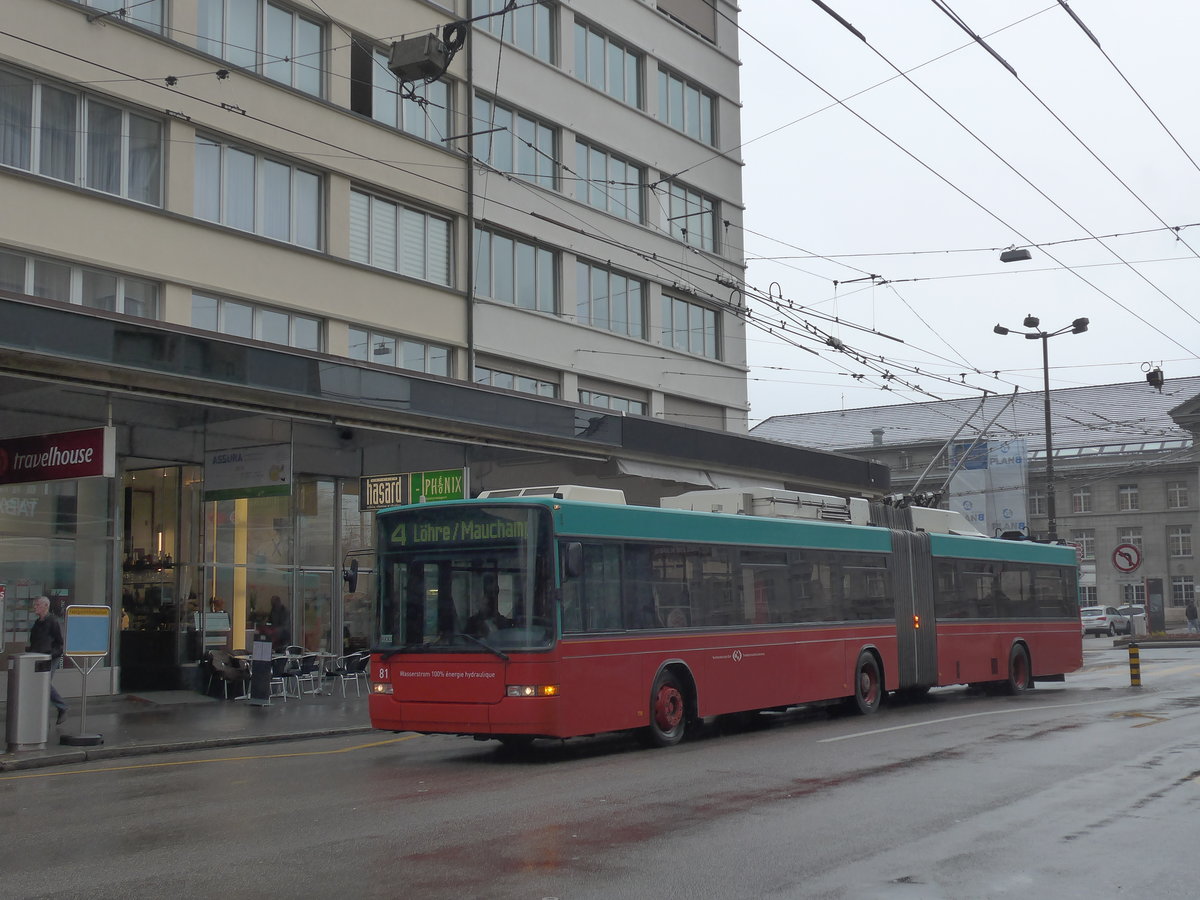 (188'713) - VB Biel - Nr. 81 - NAW/Hess Gelenktrolleybus am 15. Februar 2018 beim Bahnhof Biel