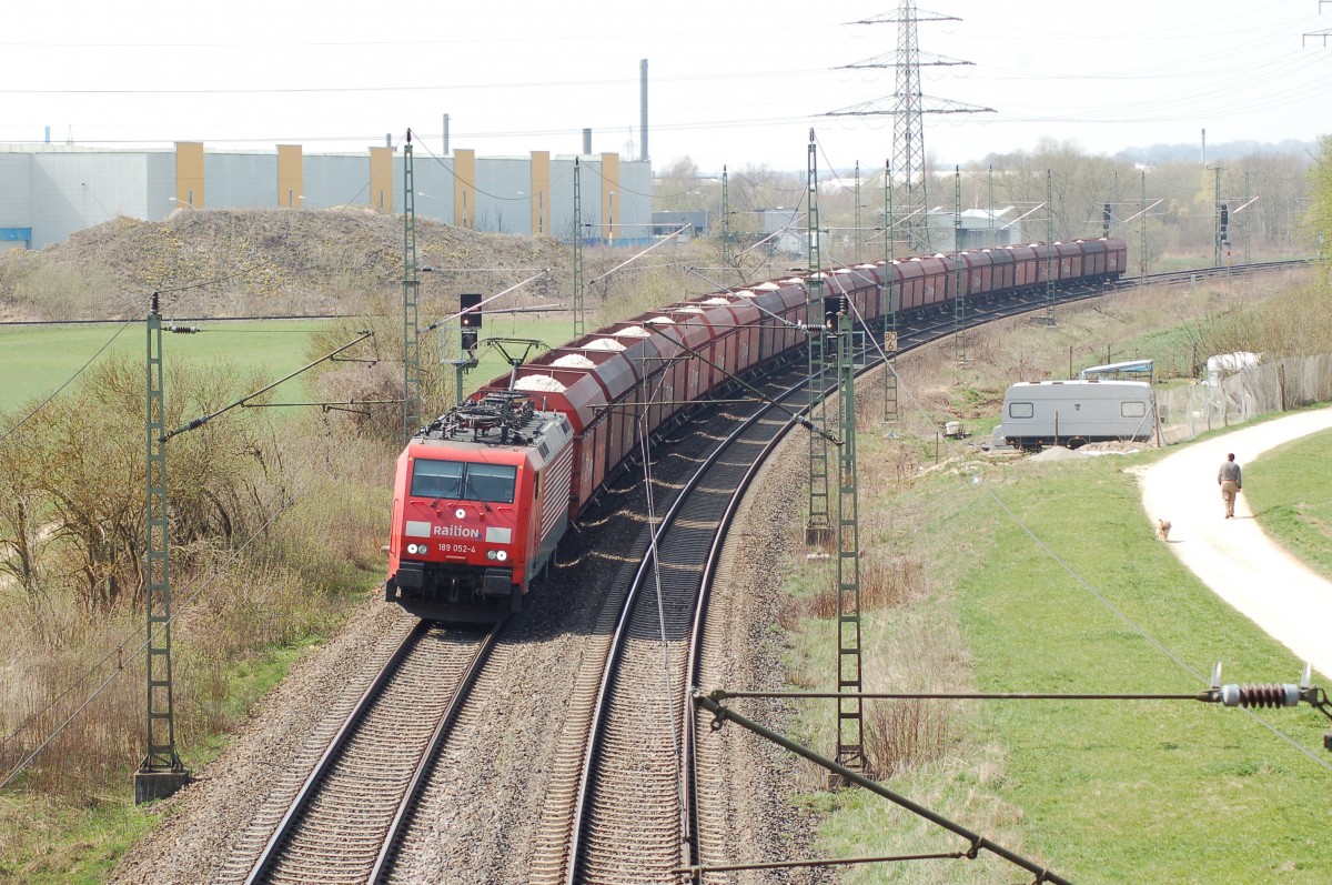 189 052-4 der DB Schenker Rail Deutschland AG mit FAD Ganzzug bei Neu-Ulm Pfuhl am 09.04.2009.