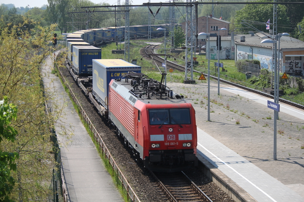 189 061 mit KLV von Hamburg-Billwerder nach Rostock-Seehafen bei der Durchfahrt in Rostock-Kassebohm.19.05.2017