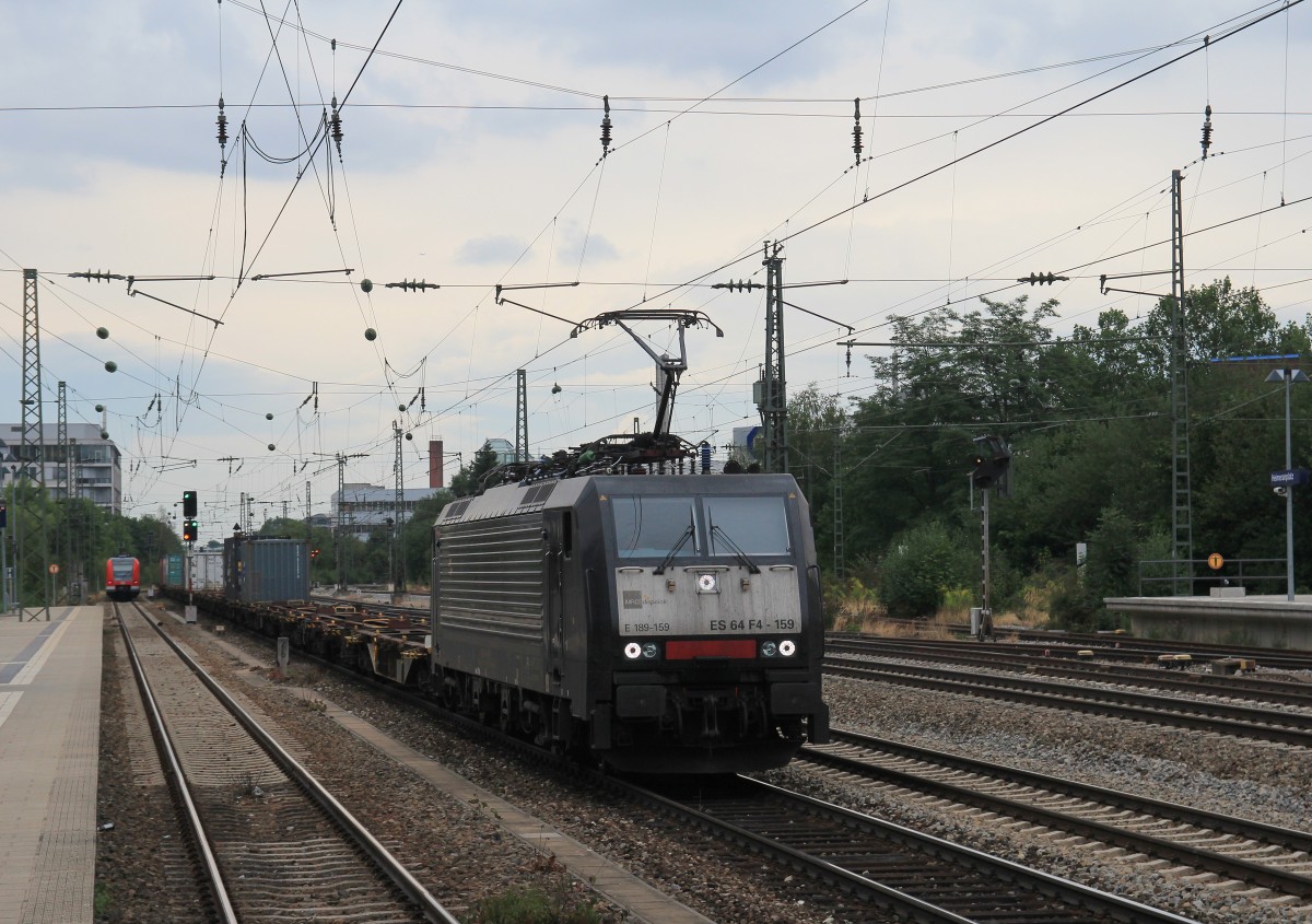 189 159 mit einem Containerzug am 26. August 2013 am Heimeranplatz in Mnchen.