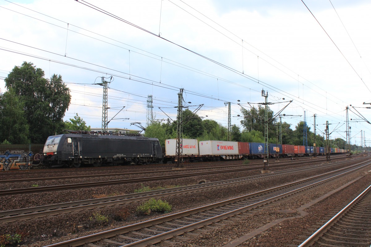 189 843-6 durchfhrt am 31. Juli 2013 mit einem Containerzug in Richtung Hamburger Hafen den Bahnhof von Hamburg-Harburg.