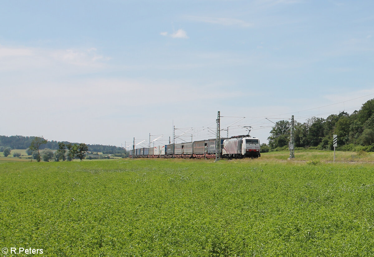 189 905 zieht bei Oberdachstetten Wechselpritschenzug Paneuropa/Terratrans in Richtung Süden. 08.06.24