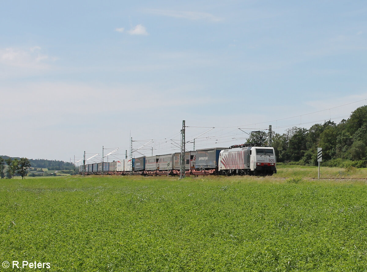 189 905 zieht bei Oberdachstetten Wechselpritschenzug Paneuropa/Terratrans in Richtung Süden. 08.06.24
