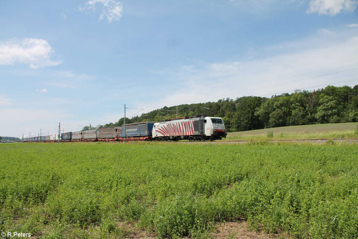 189 905 zieht bei Oberdachstetten Wechselpritschenzug Paneuropa/Terratrans in Richtung Süden. 08.06.24