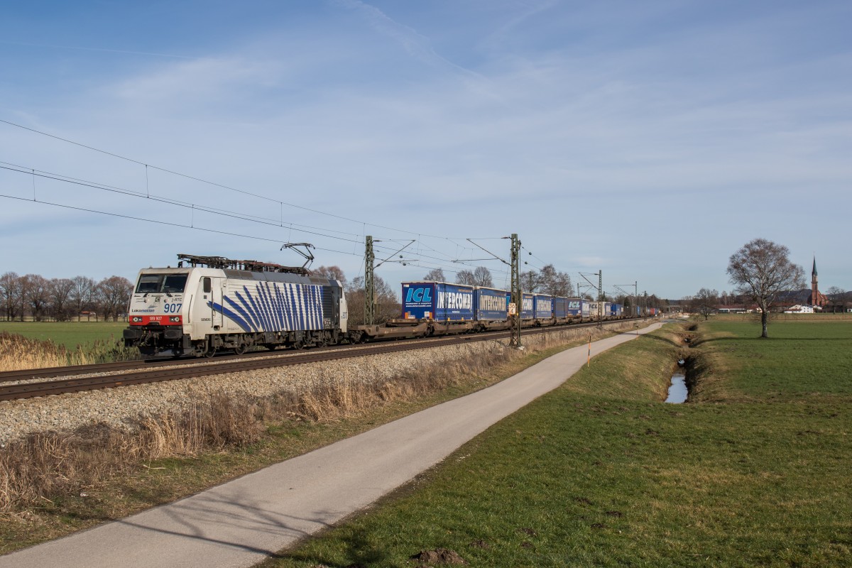 189 907-9 mit dem  Intercombi-Zug  aus Salzburg kommend am 6. Februar 2016 bei bersee.