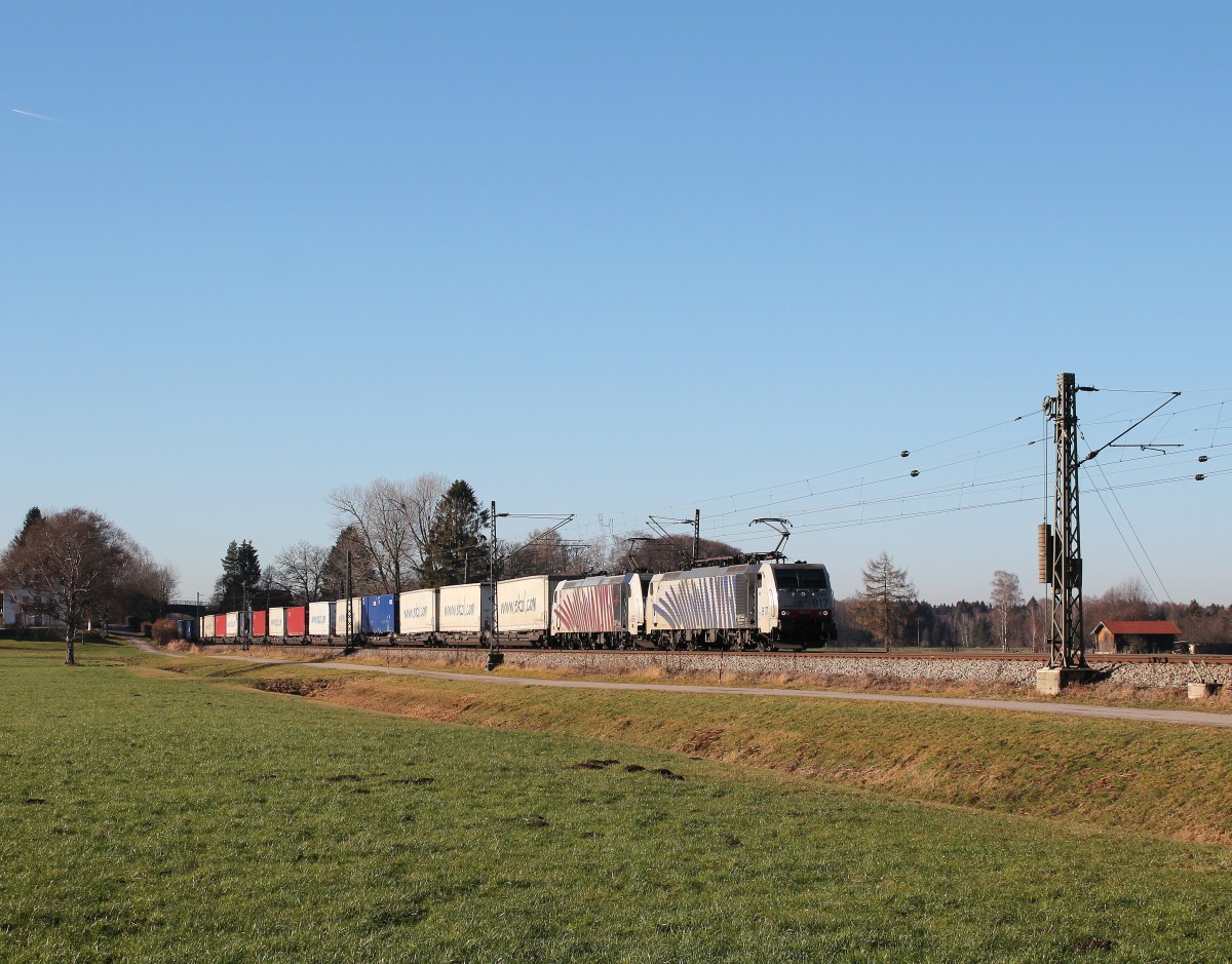 189 917 und 185 666 mit dem  Ekol-Zug  am 20. Dezember 2015 bei bersee am Chiemsee.