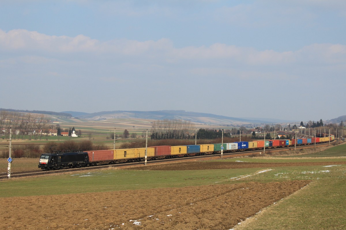 189 923-6 am 16. Mrz 2013 mit einem Containerzug bei Neulengbach.