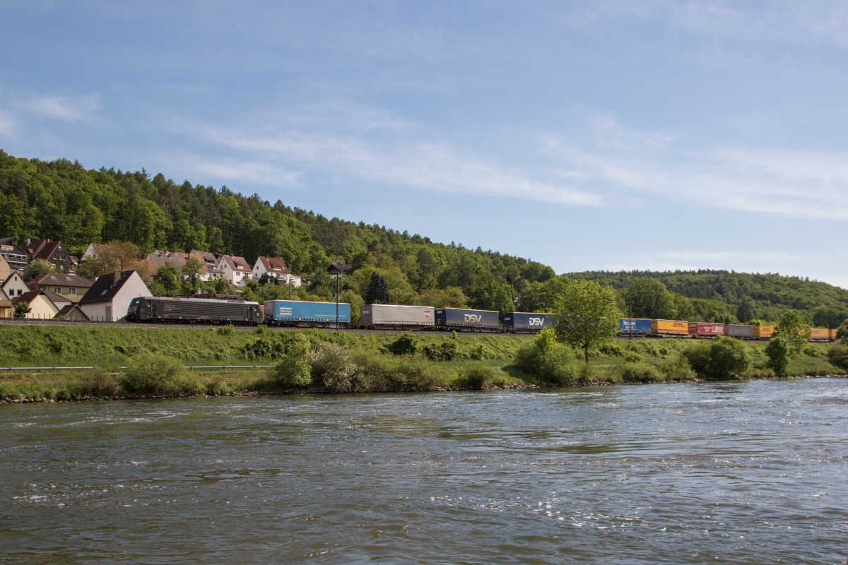 189 935 am 15. Mai 2015 von Wrzburg kommend bei Wernfeld am Main.
