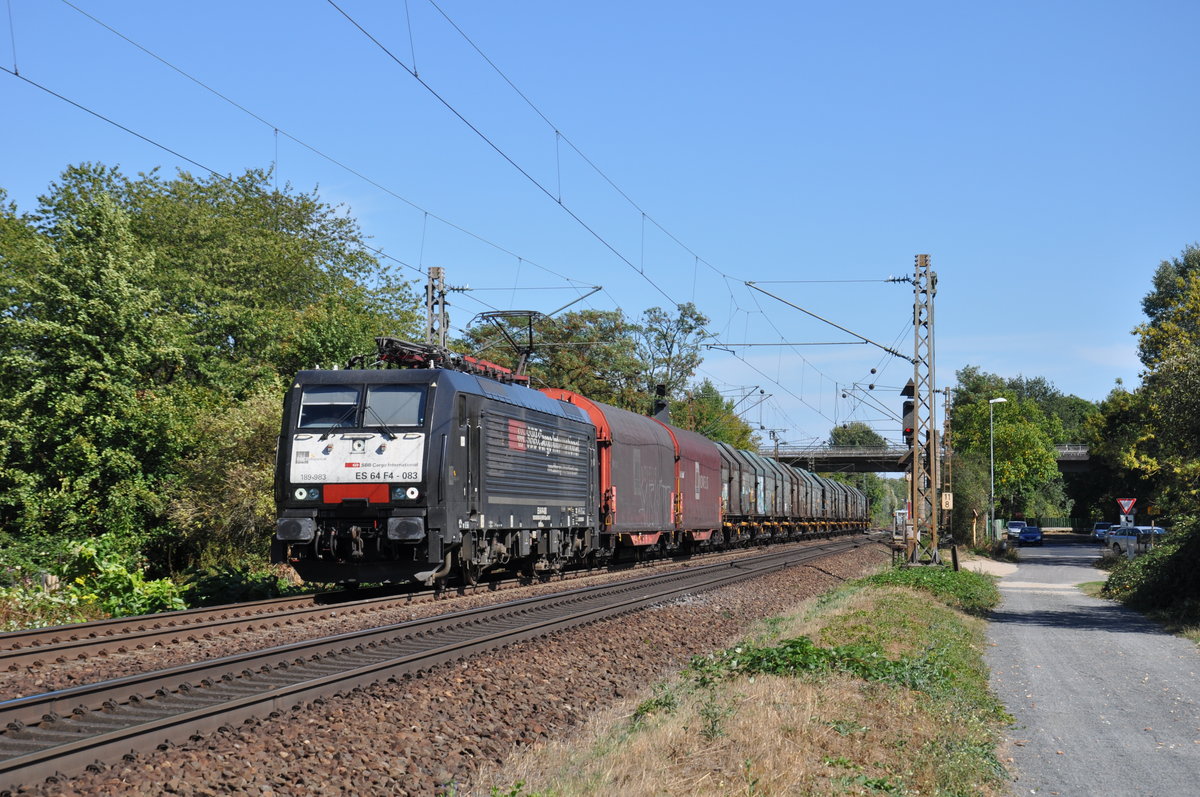 189 983 fuhr am 08.09.2018 mit ihrem Güterzug durch Maintal Ost in Richtung Frankfurt Ost. 