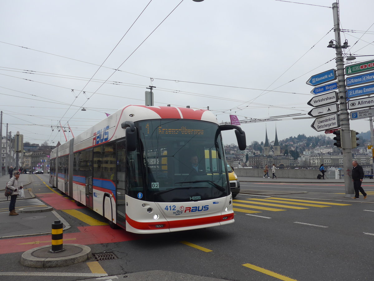 (189'341) - VBL Luzern - Nr. 412 - Hess/Hess Doppelgelenktrolleybus am 17. Mrz 2018 beim Bahnhof Luzern