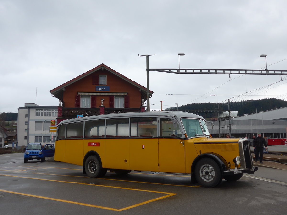 (189'803) - Schlapp, Cottens - FR 300'537 - Saurer/Saurer (ex SATEG, Lausanne; ex P 23'086; ex P 2138) am 1. April 2018 beim Bahnhof Biglen