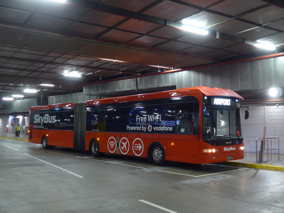 (190'197) - SkyBus, Melbourne - Nr. 88/BS00 OH - MAN/Volgren (ex Nr. 95) am 17. April 2018 in Melbourne, Coach Station