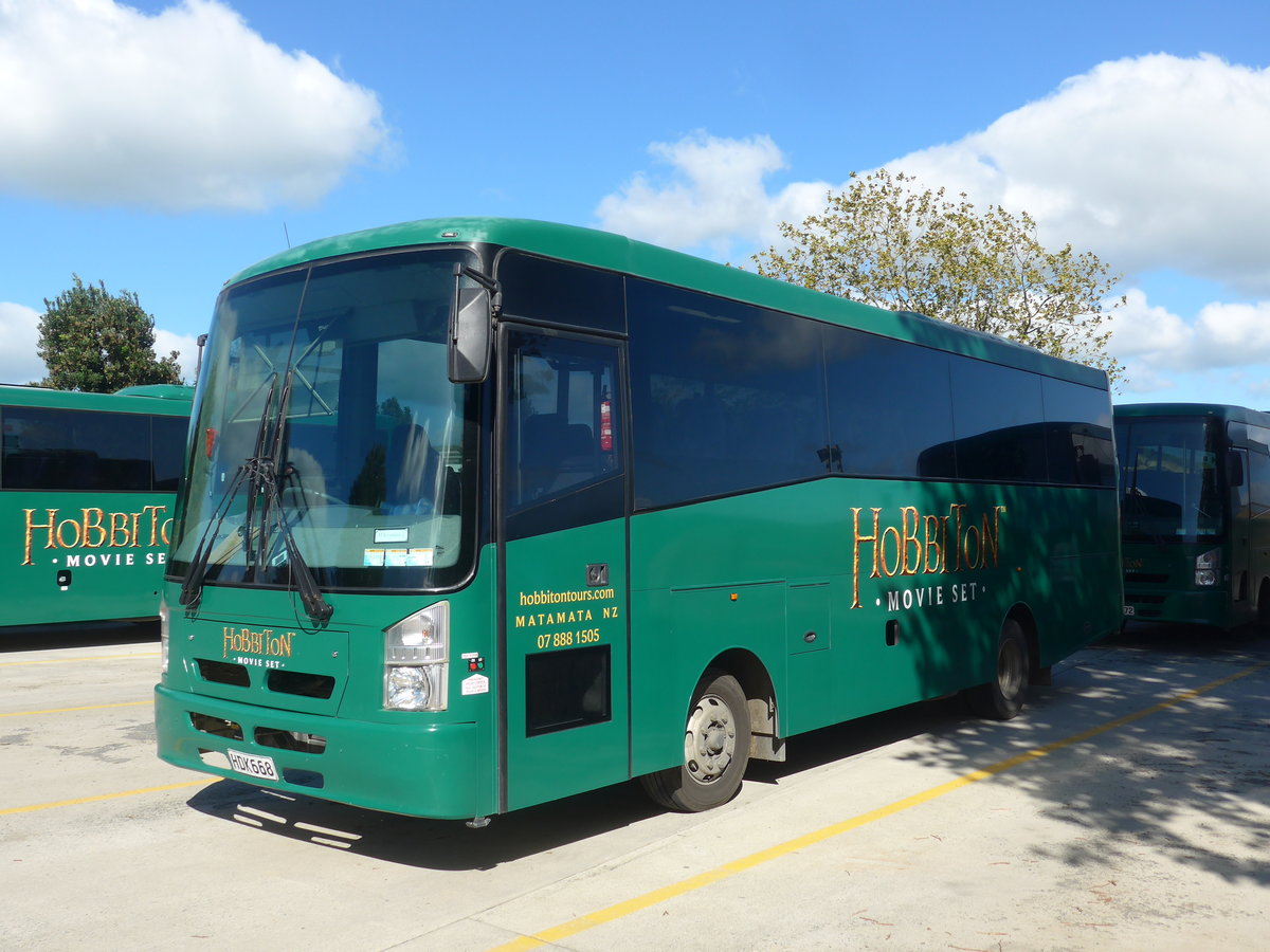 (190'857) - Hobbiton, Matamata - Nr. 3/HDK668 - Isuzu, KiwiBus am 22. April 2018 in Hinuera, Hobbiton