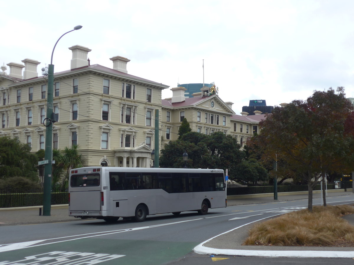 (191'674) - GO Wellington - Nr. 755/GEK73 - MAN/Designline am 27. April 2018 beim Bahnhof Wellington