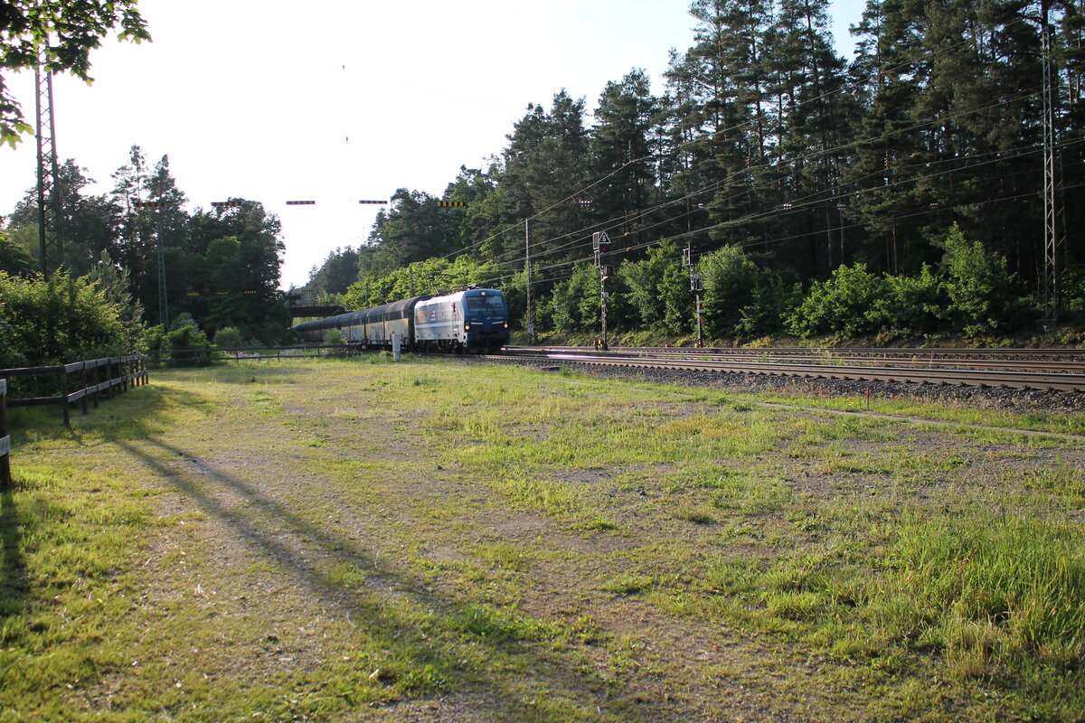 192 014-9 zieht mit einem geschlossenen ARS Altmann durch Ochenbruck. 07.06.24