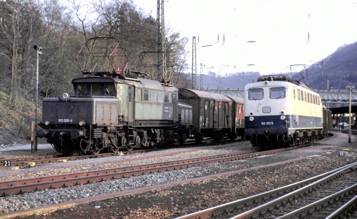 193 006-4 mit Stckgut-Express Wagen (WMF-Fracht) und durchfahrender Gterzug mit 150 153-5 in Geislingen Steige am 23.04.1982.