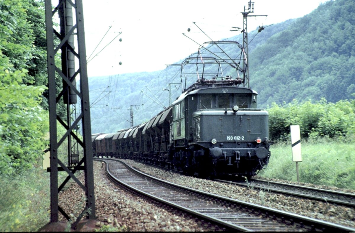 193 012-2 Nachschub eines Güterzuges beim Jubiläum 50 Jahre Elektrifizierung in Geislingen / Steige am 26.06.1983.