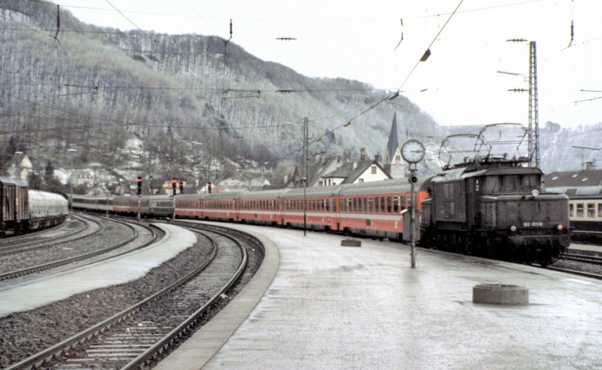 193 013-0 bei der Schubhilfe für den EC Mozart in Geislingen Steige am 13.03.1982. Es ist einer der letzten Planeinsätze von 193ern bei der DB.