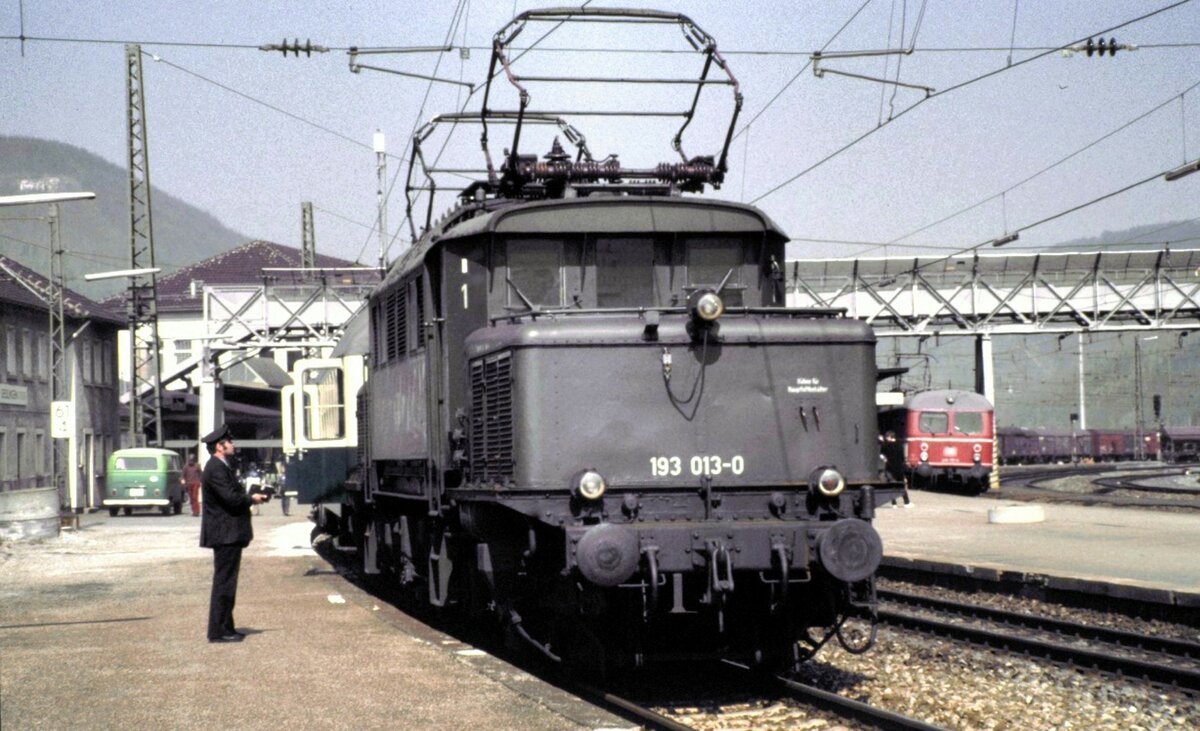 193 013-0 mit Samstag-Schülerzug Geislingen/Steige nach Ulm und zurück am 27.03.1982. Im Hintergrund ein 425 Geislingen/Steige - Stuttgart. Es war der letzte Einsatz einer 193 für den Schülerzug.